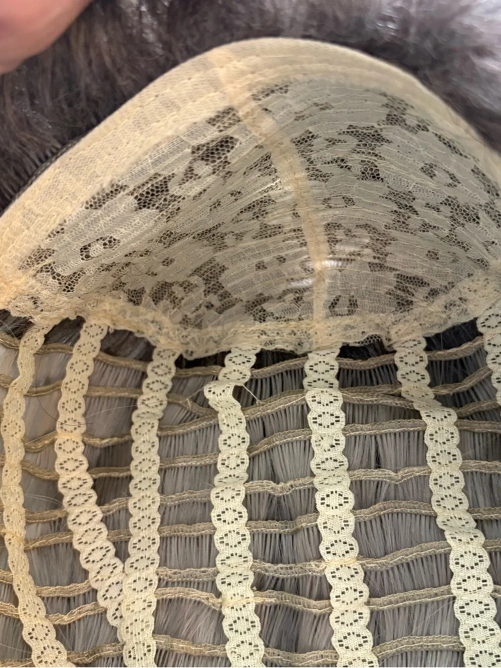 Silver Gray Rooted Medium Length Wavy Synthetic Wig! Excellent condition! Bangs - Picture 9 of 10